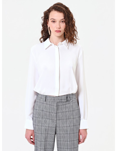 Soepelvallende cropblouse van mat satijn met verborgen knopen Rinascimento