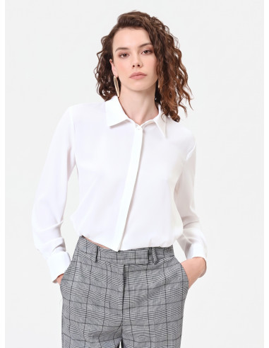 Soepelvallende cropblouse van mat satijn met verborgen knopen Rinascimento