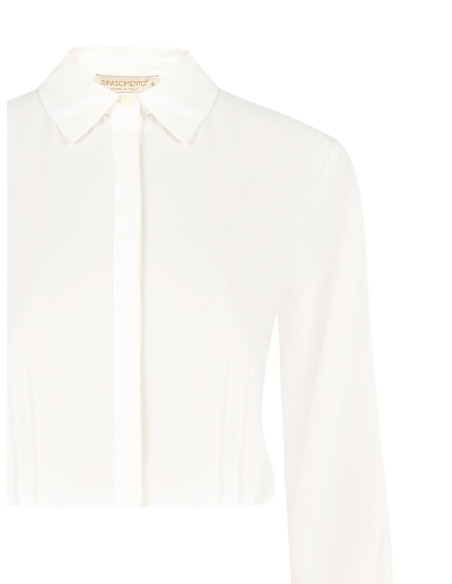 Soepelvallende cropblouse van mat satijn met verborgen knopen Rinascimento