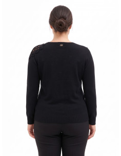 Getailleerde curvy trui met gehaakt detail op de schouder Rinascimento Curvy 2