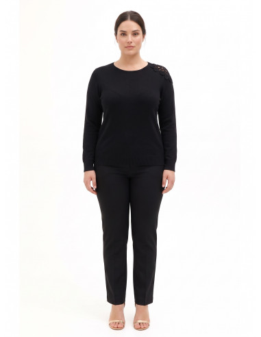 Getailleerde curvy trui met gehaakt detail op de schouder Rinascimento Curvy