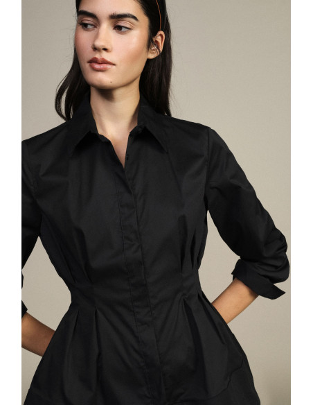 Dixie blouse met figuurnaden aan de voorkant en een uitlopende snit