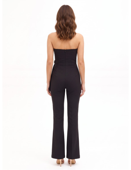 Uitlopende jumpsuit van technische stof met siergesp en drapering Rinascimento