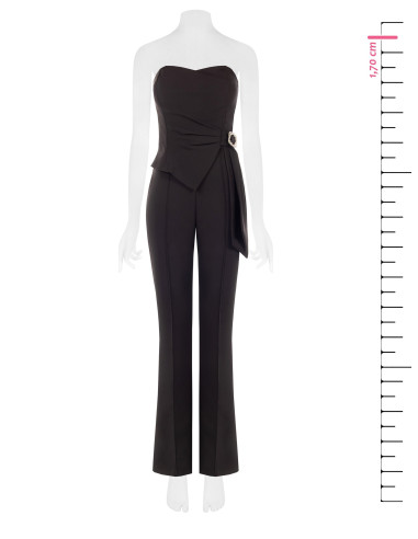 Uitlopende jumpsuit van technische stof met siergesp en drapering Rinascimento