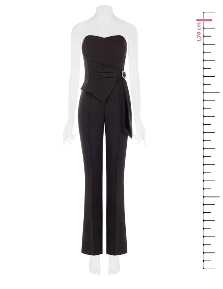 Uitlopende jumpsuit van technische stof met siergesp en drapering Rinascimento