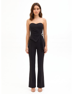 Uitlopende jumpsuit van technische stof met siergesp en drapering Rinascimento