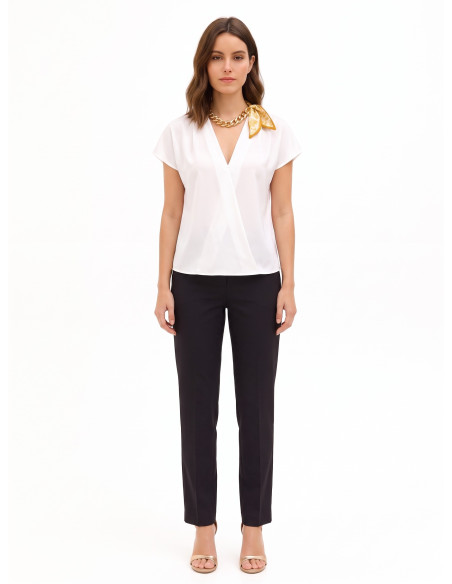 Blouse van mat satijn met V-hals, verweven ketting en sjaaltje Rinascimento