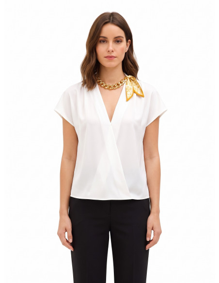 Blouse van mat satijn met V-hals, verweven ketting en sjaaltje Rinascimento