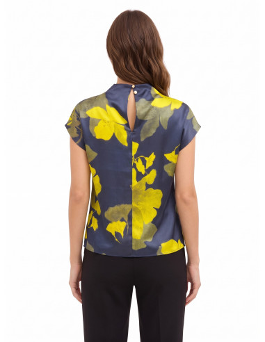 Vloeiende satijnen blouse met bloemenprint en gedrapeerde halslijn Rinascimento