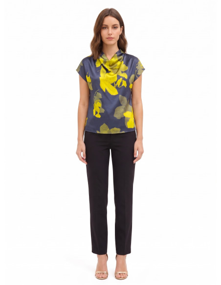 Vloeiende satijnen blouse met bloemenprint en gedrapeerde halslijn Rinascimento