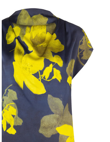 Vloeiende satijnen blouse met bloemenprint en gedrapeerde halslijn Rinascimento