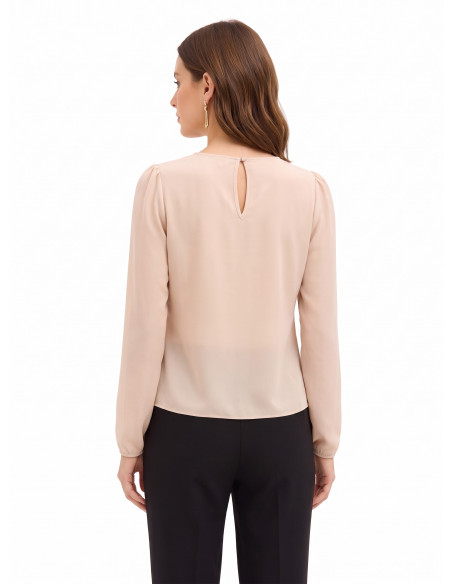 Blouse van georgette met overlappende volants en decoratieve broche Rinascimento