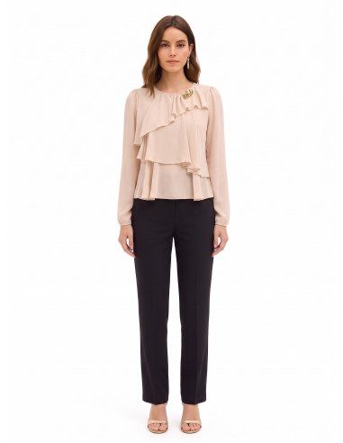 Blouse van georgette met overlappende volants en decoratieve broche Rinascimento