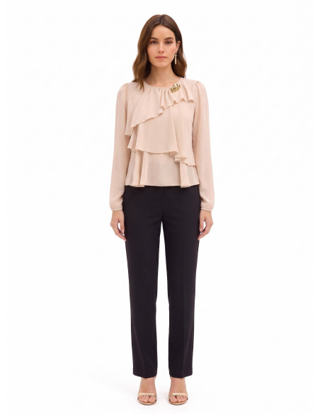 Blouse van georgette met overlappende volants en decoratieve broche Rinascimento