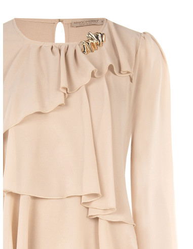 Blouse van georgette met overlappende volants en decoratieve broche Rinascimento