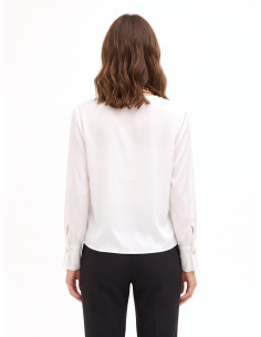 Ruime blouse van mat satijn met gekruiste V-hals en sjaalkraag met ketting Rinascimento 2