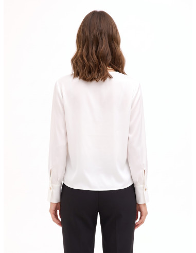 Ruime blouse van mat satijn met gekruiste V-hals en sjaalkraag met ketting Rinascimento