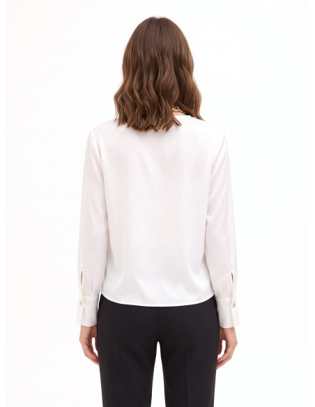 Ruime blouse van mat satijn met gekruiste V-hals en sjaalkraag met ketting Rinascimento