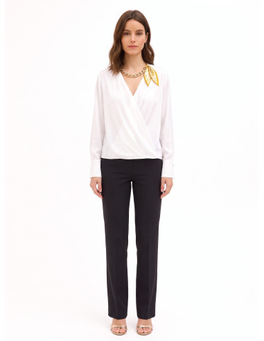Ruime blouse van mat satijn met gekruiste V-hals en sjaalkraag met ketting Rinascimento