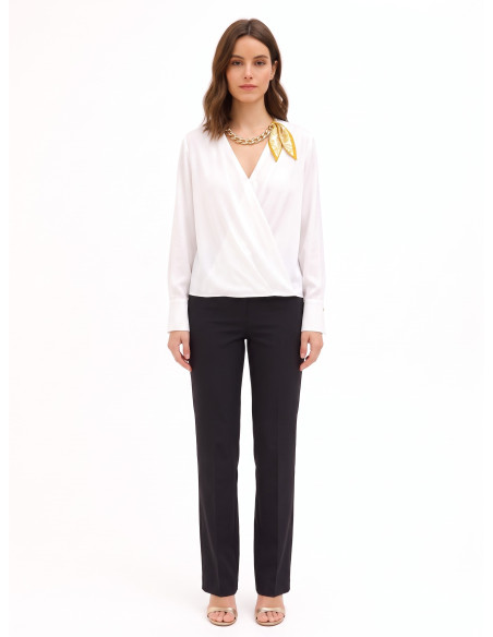 Ruime blouse van mat satijn met gekruiste V-hals en sjaalkraag met ketting Rinascimento