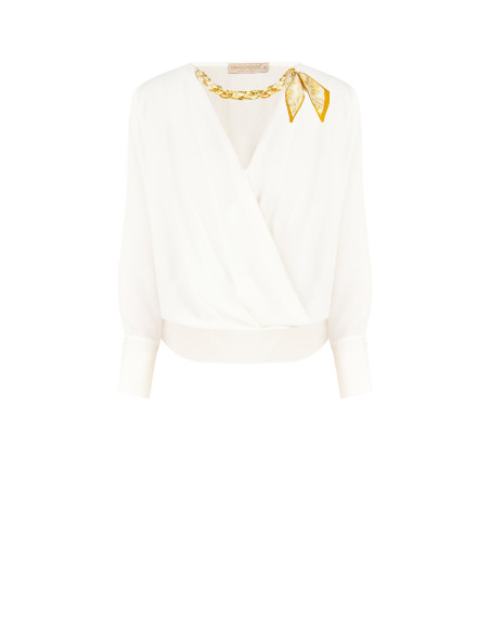 Ruime blouse van mat satijn met gekruiste V-hals en sjaalkraag met ketting Rinascimento