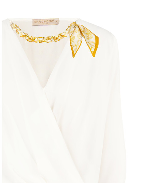 Ruime blouse van mat satijn met gekruiste V-hals en sjaalkraag met ketting Rinascimento