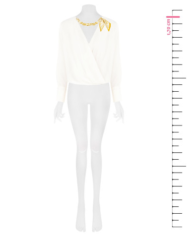 Ruime blouse van mat satijn met gekruiste V-hals en sjaalkraag met ketting Rinascimento