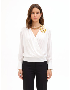 Ruime blouse van mat satijn met gekruiste V-hals en sjaalkraag met ketting Rinascimento