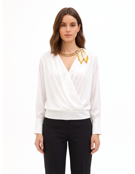 Ruime blouse van mat satijn met gekruiste V-hals en sjaalkraag met ketting Rinascimento