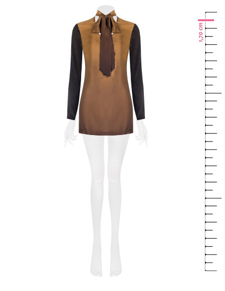 Getailleerde lange satijnen blouse met V-hals en strik Rinascimento