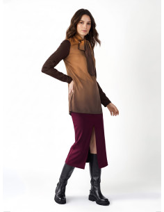 Getailleerde lange satijnen blouse met V-hals en strik Rinascimento