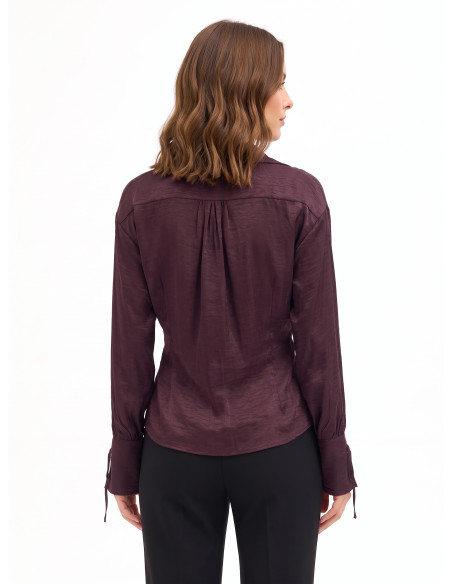 Ruime blouse van een viscosemix met licht gekreukt effect en striklinten Rinascimento