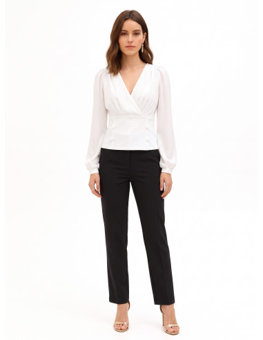 Getailleerde blouse van scuba-crêpe met een gekruiste V-hals en bijpassende knopen Rinascimento