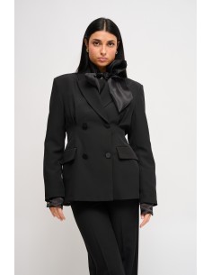 Dubbelrijige blazer met satijnen details van Maryley