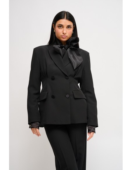 Dubbelrijige blazer met satijnen details van Maryley