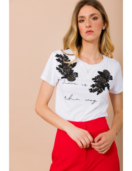 T-shirt “Love Is The Way” met sieradenapplicaties van Maryley