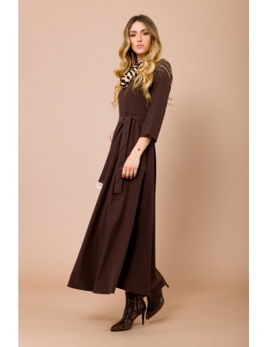 Lange jurk met 3/4-mouwen. Ceintuur in de taille en bijpassende sjaal van Maryley