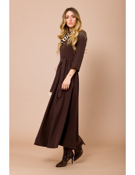 Lange jurk met 3/4-mouwen. Ceintuur in de taille en bijpassende sjaal van Maryley