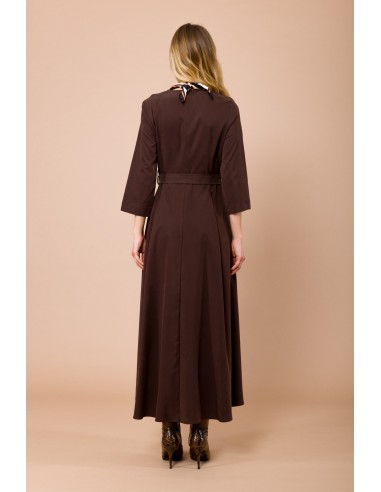 Lange jurk met 3/4-mouwen. Ceintuur in de taille en bijpassende sjaal van Maryley
