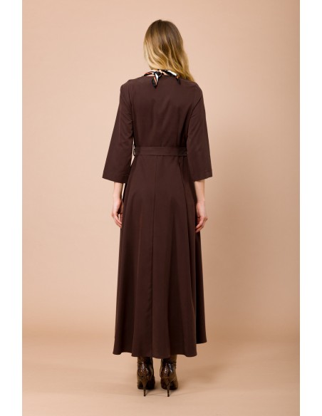 Lange jurk met 3/4-mouwen. Ceintuur in de taille en bijpassende sjaal van Maryley