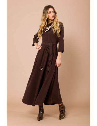 Lange jurk met 3/4-mouwen. Ceintuur in de taille en bijpassende sjaal van Maryley