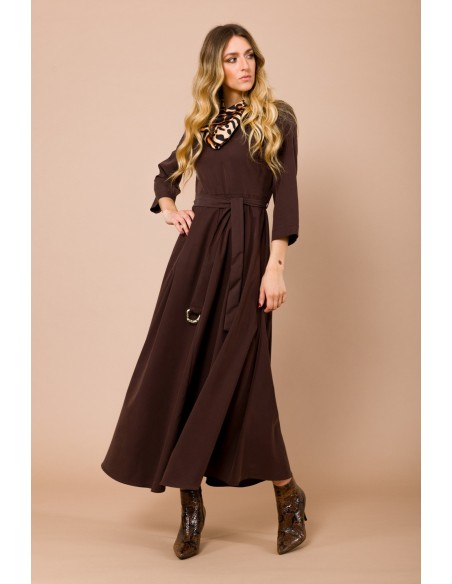 Lange jurk met 3/4-mouwen. Ceintuur in de taille en bijpassende sjaal van Maryley