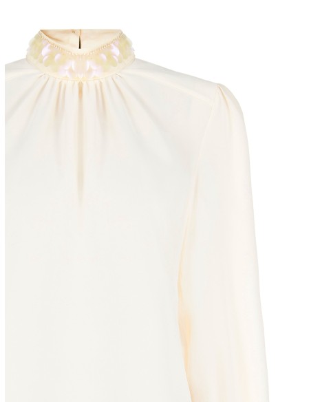 Ruime en soepelvallende blouse van mat satijn met een met maxi-pailletten bedekte kraag Rinascimento