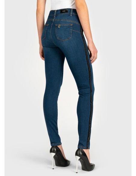 High-waisted denim met kristallen op de zijband