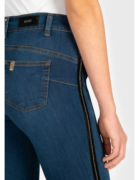 High-waisted denim met kristallen op de zijband