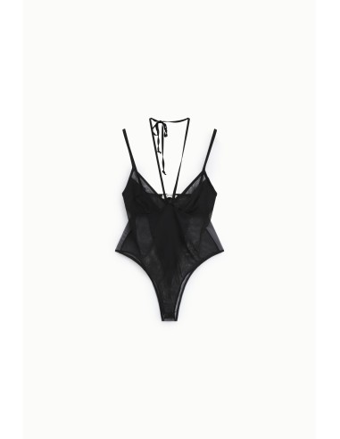 Transparante body met dunne bandjes en knoopdetail achter Dixie