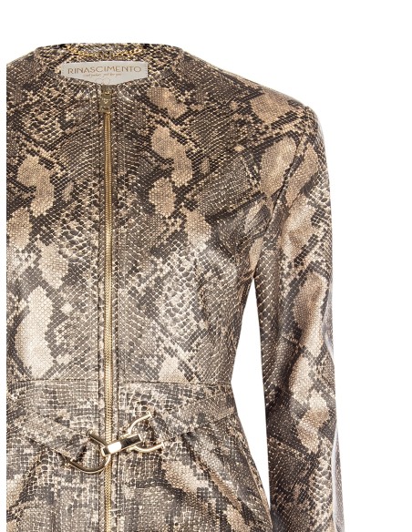 Getailleerd jasje van imitatieleer met slangenprint, bijpassende riem en schouderdetails
