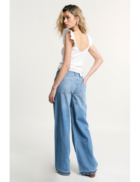Wijd uitlopende jeans met gerafelde onderkant aub