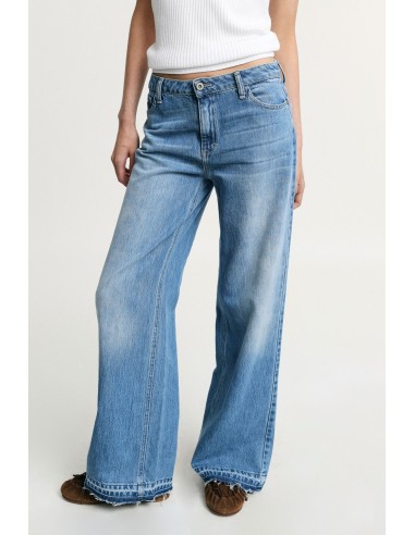Wijd uitlopende jeans met gerafelde onderkant aub