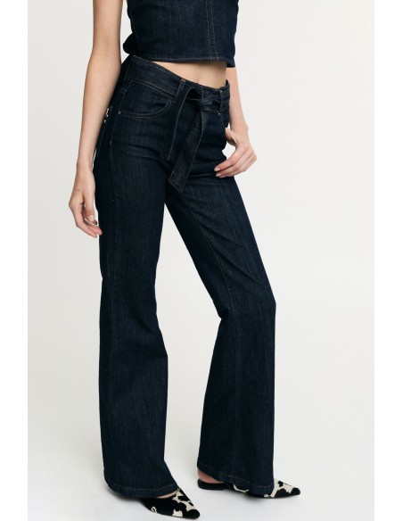 Flarejeans met een geknoopte riem en hoge taille, alsjeblieft